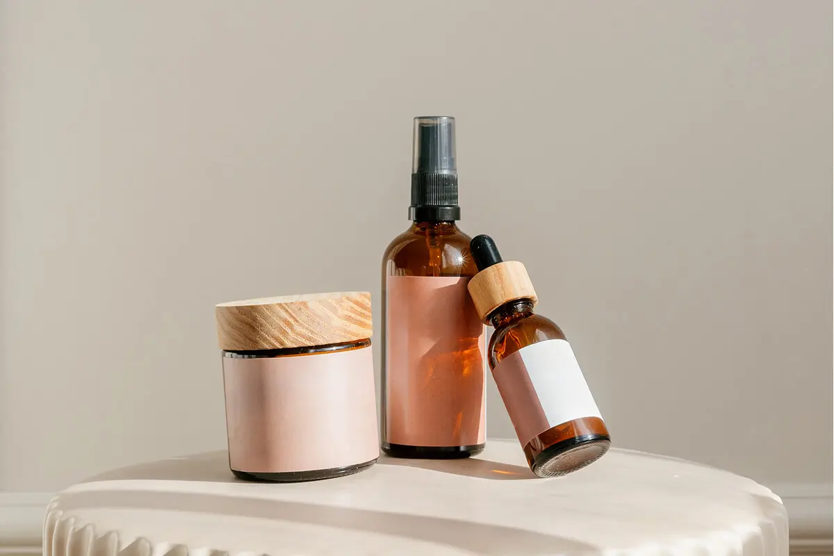 Minimalist cosmetic bottles arrangement