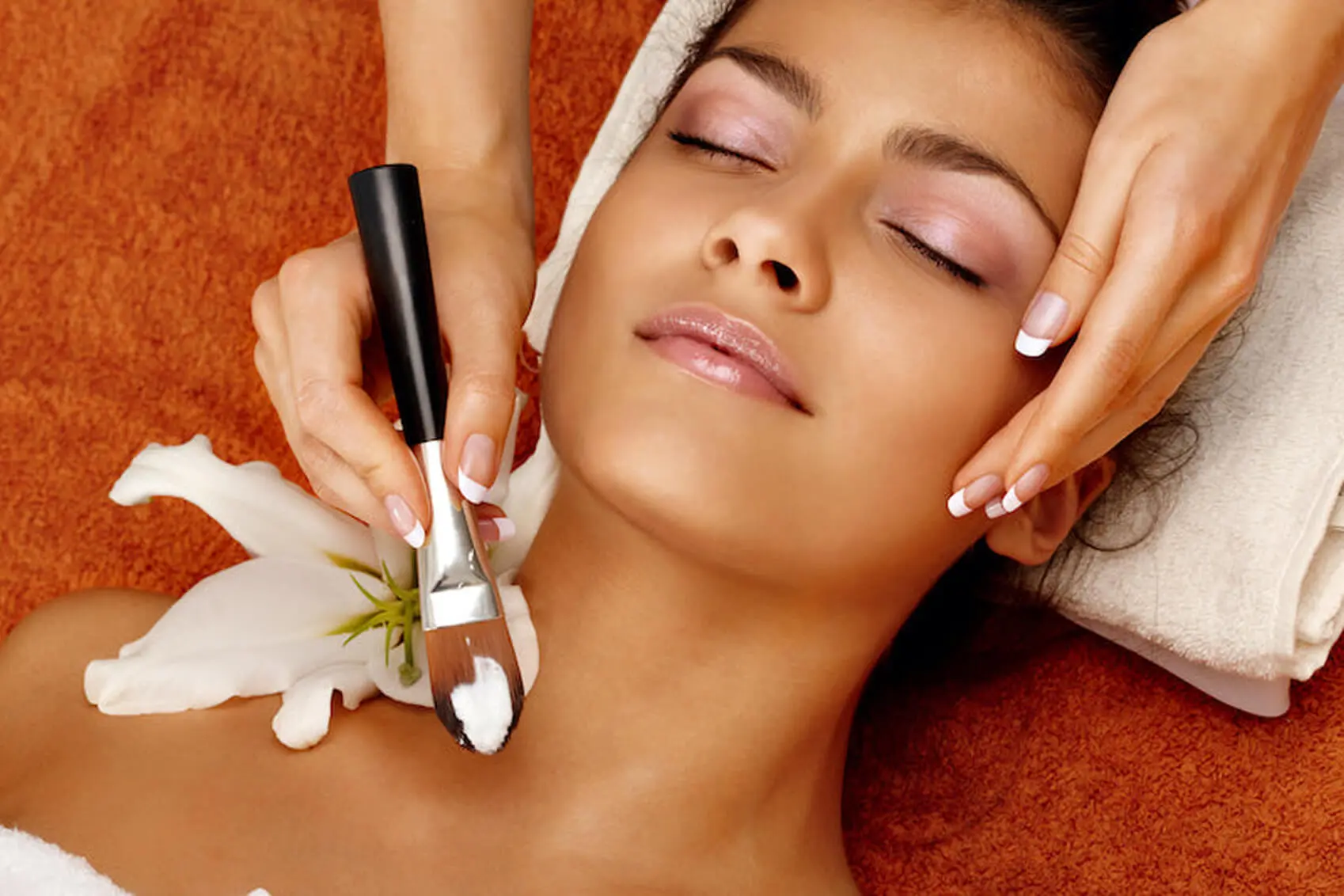 Facial treatment with cream applicator